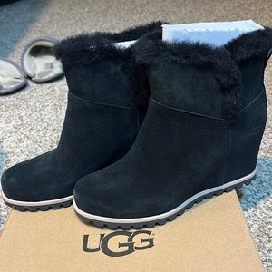 UGG UGG Women's Seyline Ankle Boot 6.5 New in box